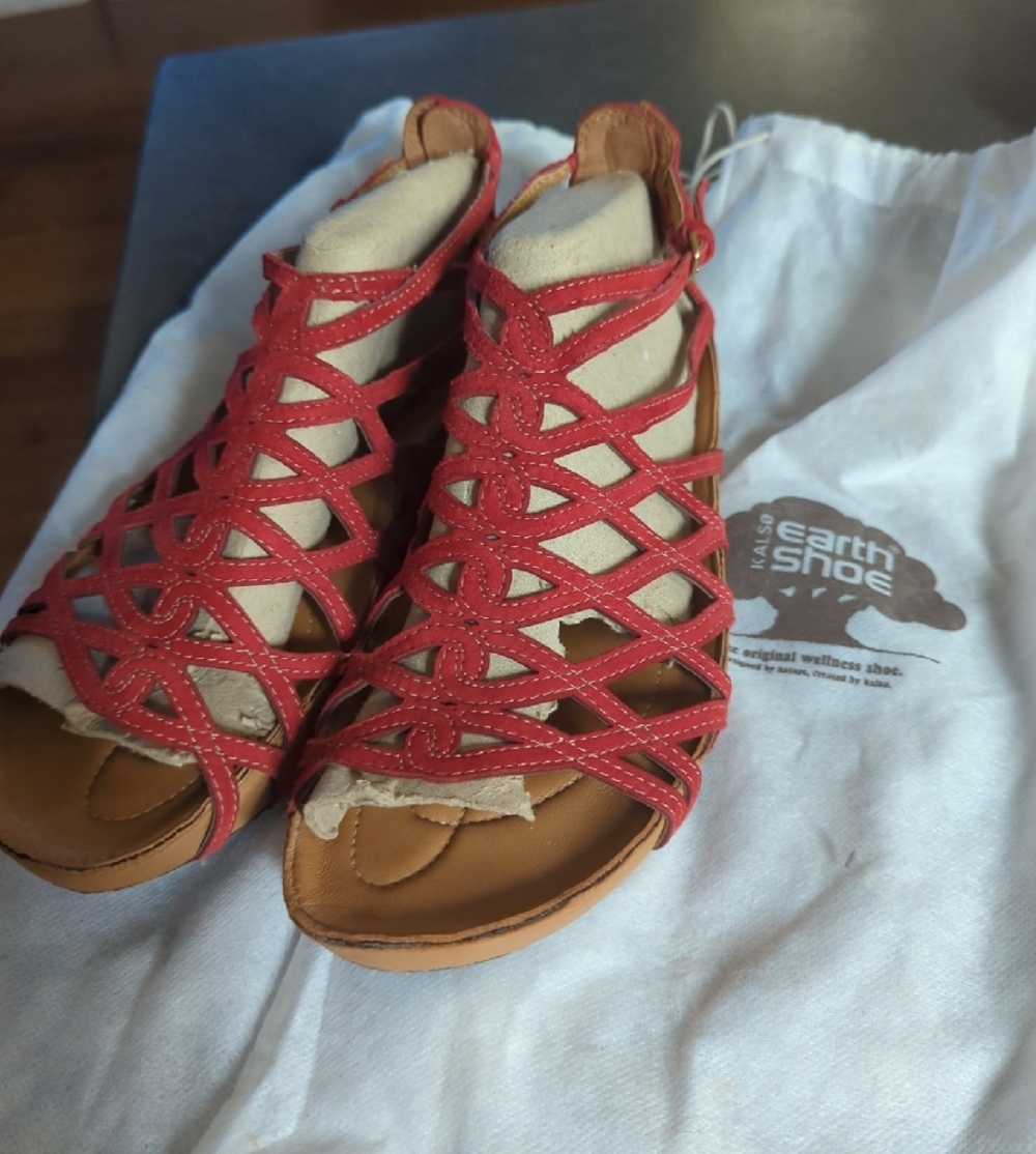 Earth Red Strappy Women's Sandals - Stylish Open-Toe Design - Picture 2 of 7